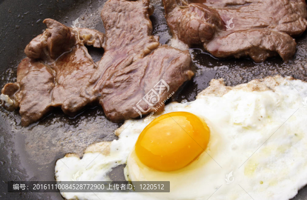 用肉煮熟的雞蛋