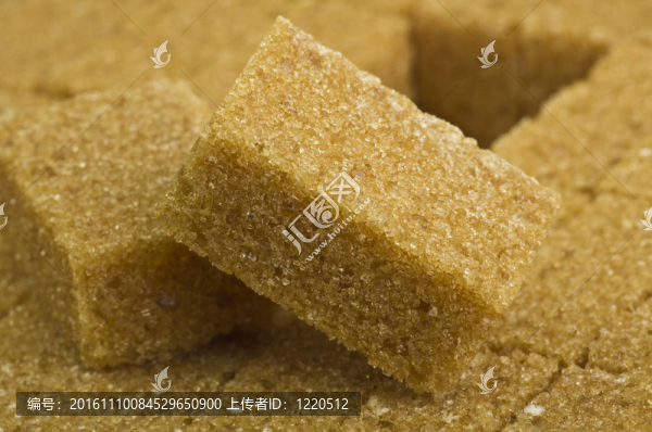 棕色一塊甘蔗糖立方體接近