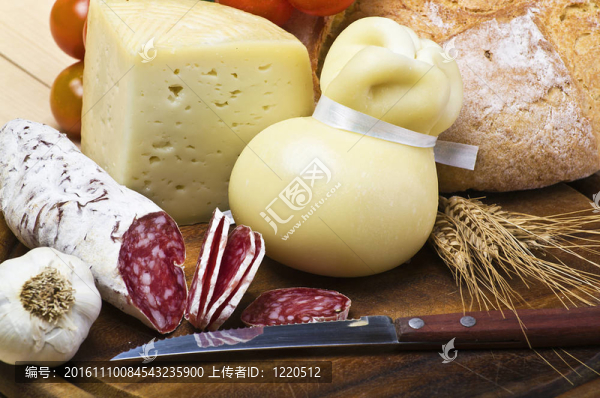 奶酪切板；意大利臘腸和香料