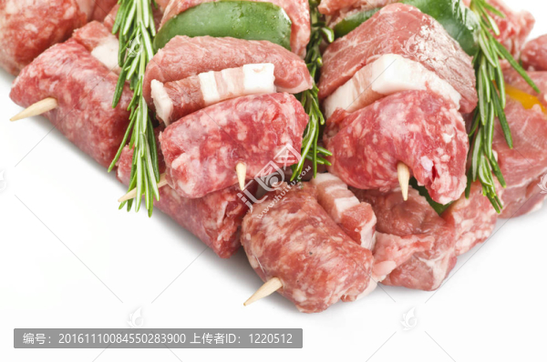 香腸和蔬菜準(zhǔn)備燒烤