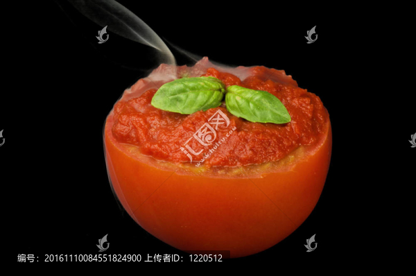 在黑色背景上吸煙