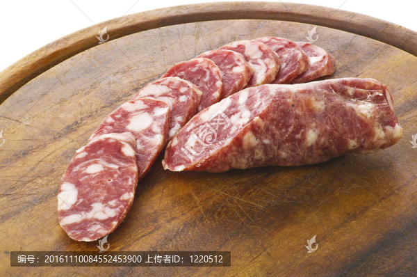 隨著意大利臘腸辣椒切片