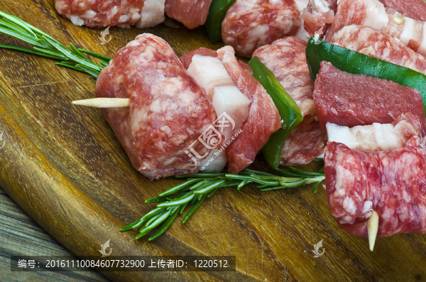 香腸和蔬菜準(zhǔn)備燒烤