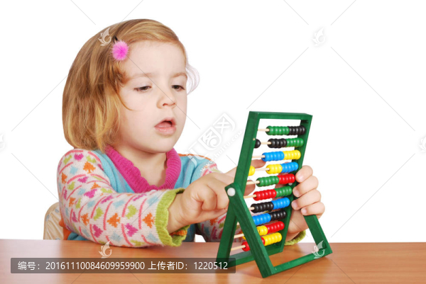 小女孩學(xué)會(huì)數(shù)數(shù)