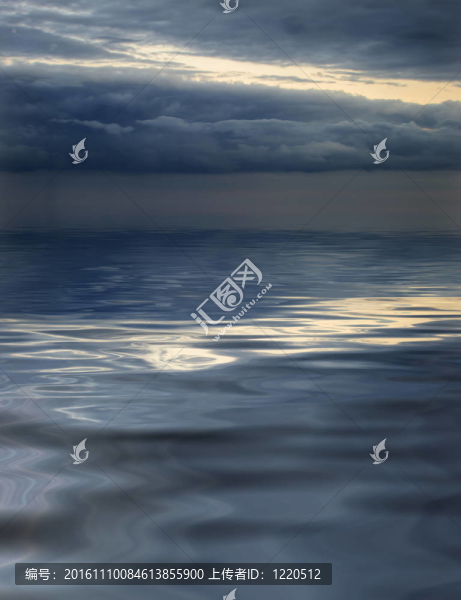 令人回味的Cloudscape美麗的水中倒影