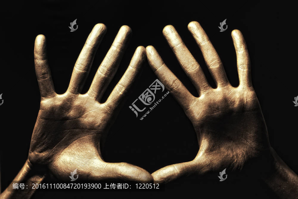 黑色背景上的金色油漆