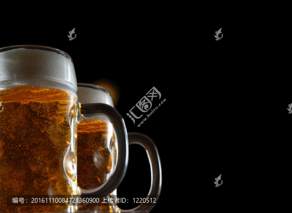 兩個啤酒杯。