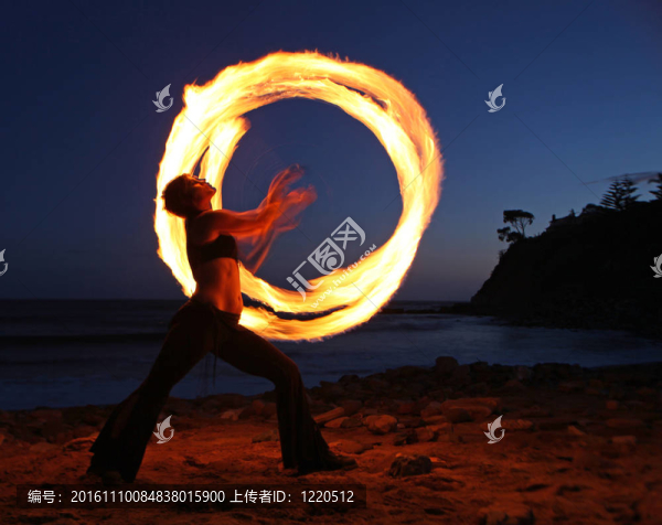 firedancer沿海灘的黃昏。