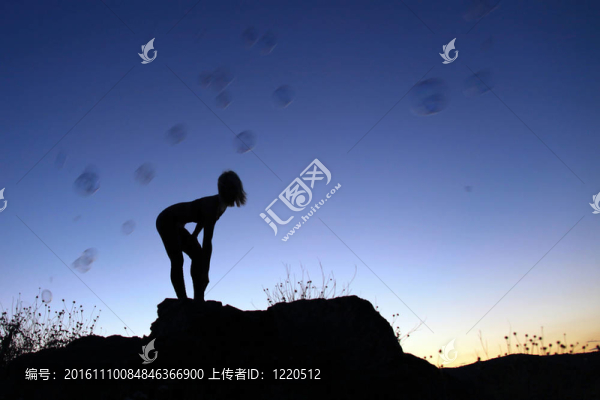日落時(shí)沙漠中的性感剪影