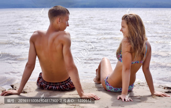 浪漫的情侶在海岸