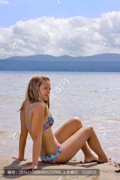 美麗的年輕女子在海邊放松