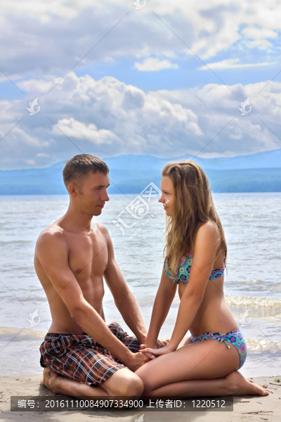 浪漫的情侶在海岸
