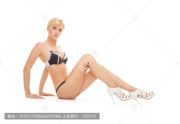 黑白內(nèi)衣的女人