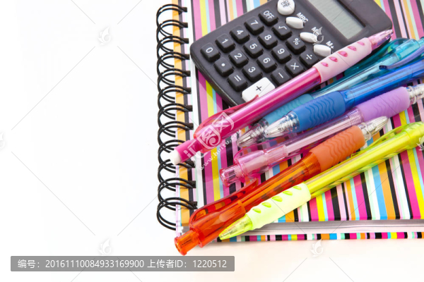回到學校。記事本與學校用品。