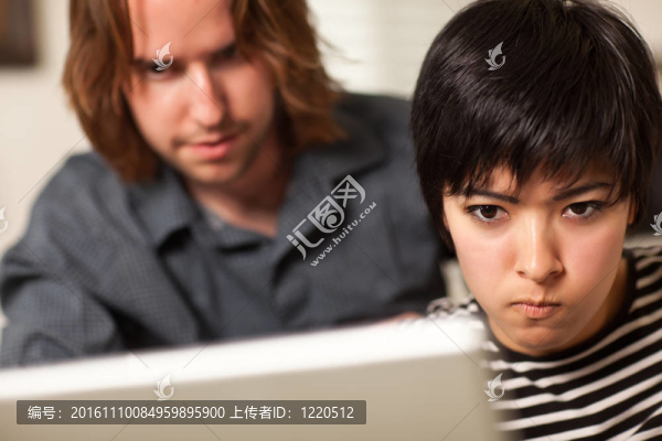 年輕人和勤奮的女人一起使用筆記本電腦