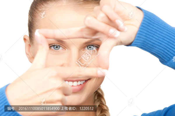 可愛的女人用手指創(chuàng)造一個框架