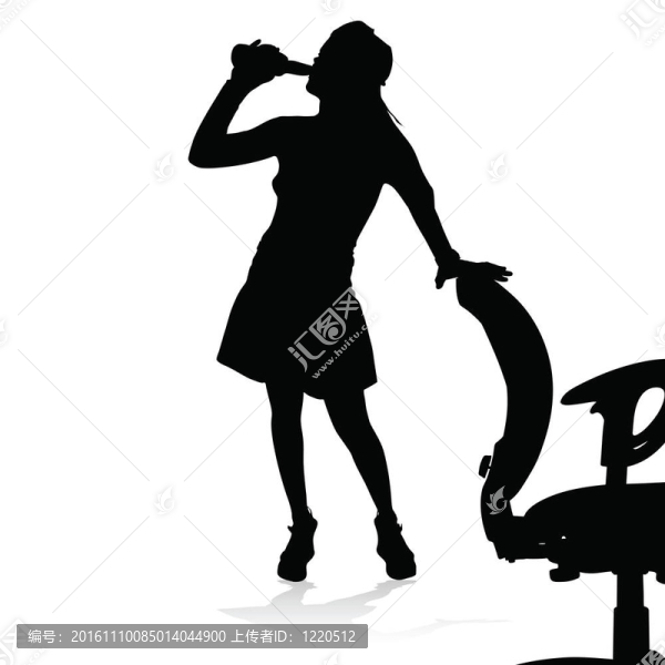 喝醉的女孩拿著一把椅子
