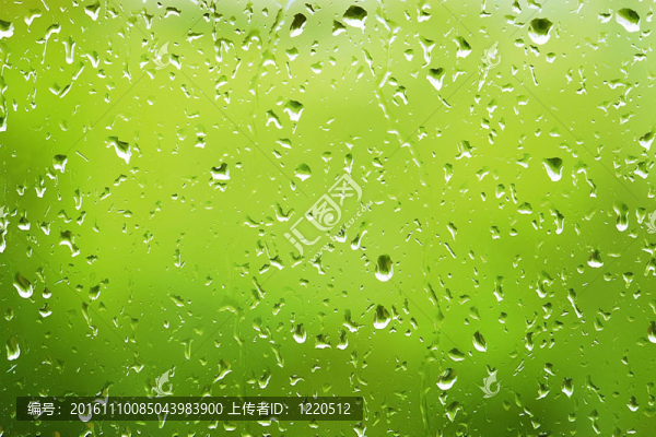 水滴在玻璃上