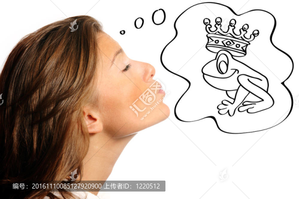 美麗的女人試圖吻一只青蛙