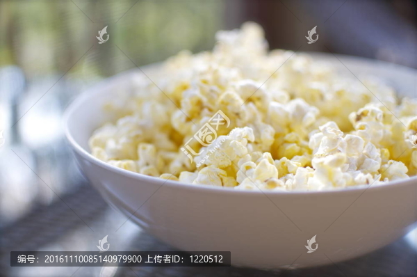 白碗里的爆米花