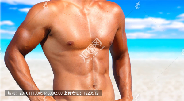 合適的男人在海灘上擺姿勢