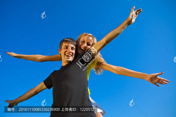 情侶在愛有樂趣的戶外