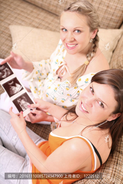 兩個(gè)朋友拿著圖