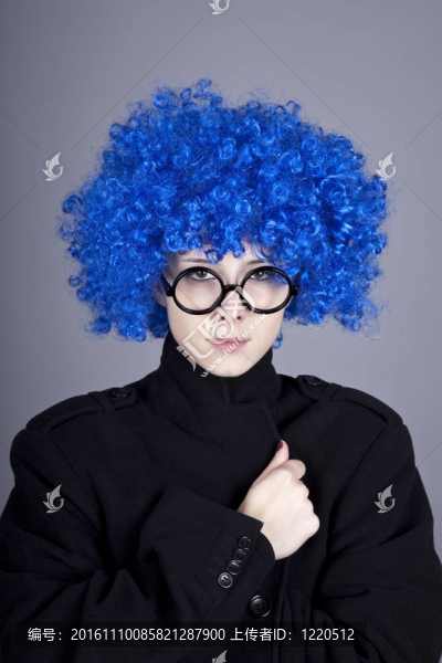 滑稽時(shí)尚的藍(lán)頭發(fā)女孩戴著眼鏡和黑色外套。