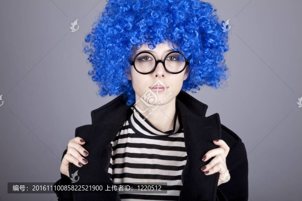 滑稽時尚的藍頭發(fā)女孩戴著眼鏡和黑色外套。