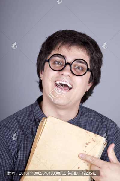 帶書和眼鏡的男人的肖像。