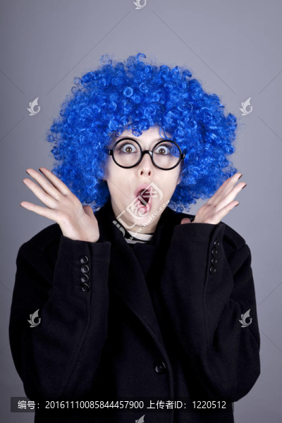 滑稽的藍(lán)頭發(fā)女孩戴著眼鏡和黑色外套。