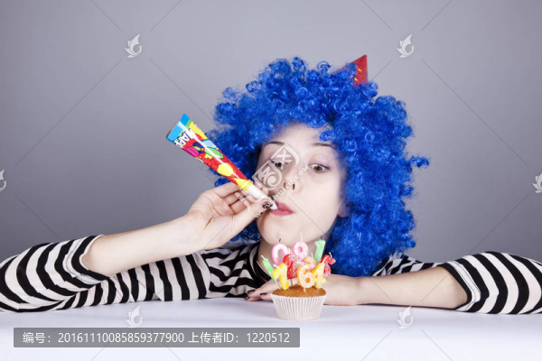 有趣的藍(lán)頭發(fā)的女孩蛋糕。