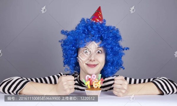 有趣的藍(lán)頭發(fā)的女孩蛋糕。