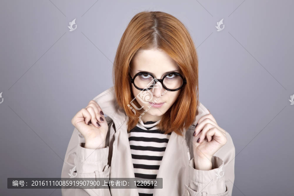 戴眼鏡和斗篷的年輕紅發(fā)女孩。