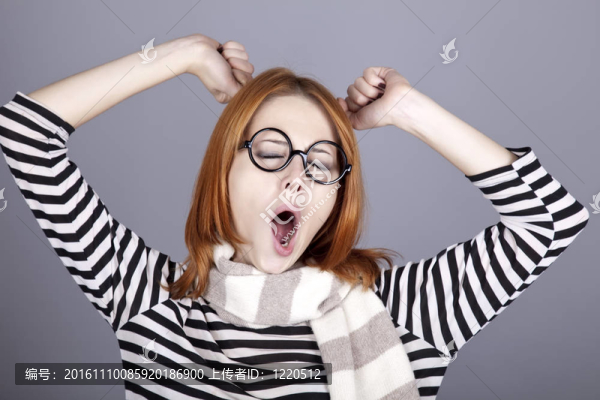 戴眼鏡戴頭巾的紅發(fā)女孩。
