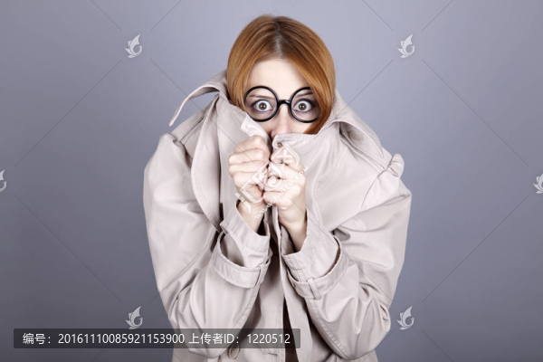 躲在眼鏡和斗篷下的紅發(fā)女孩。