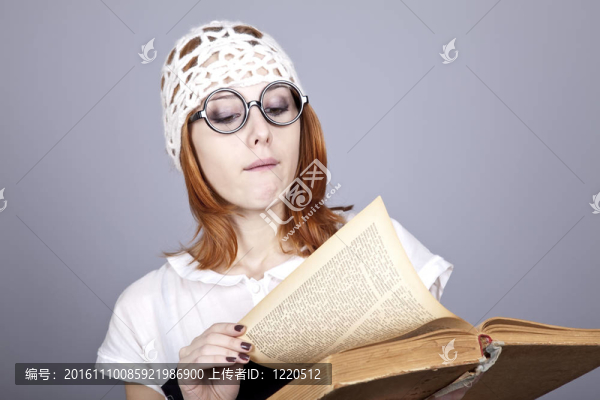 有趣的紅頭發(fā)的女孩與老書。