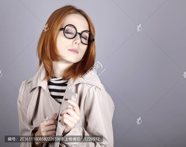 戴眼鏡和斗篷的年輕紅發(fā)女孩。
