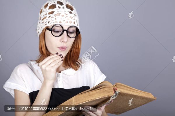 有趣的紅頭發(fā)的女孩與老書(shū)。