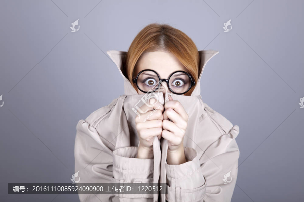 躲在眼鏡和斗篷下的紅發(fā)女孩。