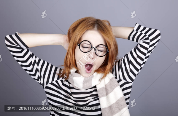 戴眼鏡戴頭巾的紅發(fā)女孩。