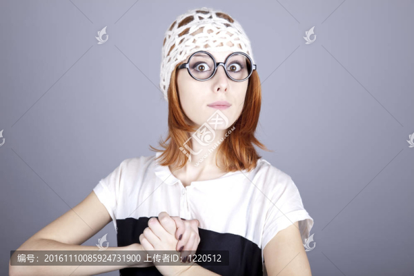 戴眼鏡和白帽子的滑稽女孩肖像。
