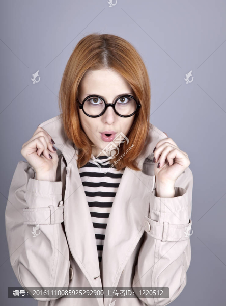 戴眼鏡和斗篷的年輕紅發(fā)女孩。