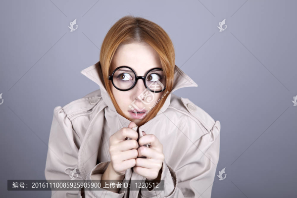 躲在眼鏡和斗篷下的紅發(fā)女孩。
