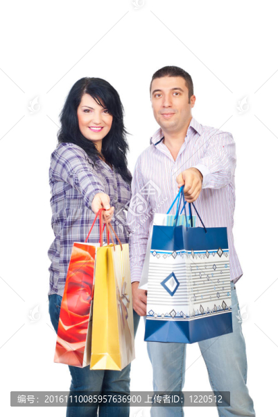 快樂的購物者夫婦給袋