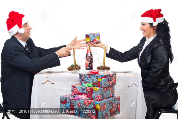 優(yōu)雅的情侶分享圣誕禮物