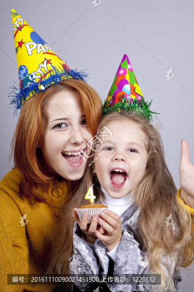 兩姐妹四歲和十八歲生日。