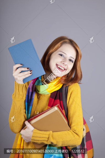 帶書的年輕學生。