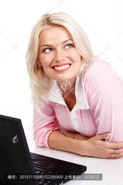 帶筆記本電腦的年輕女子
