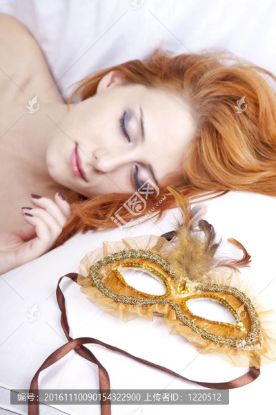 狂歡節(jié)面具附近的女人。